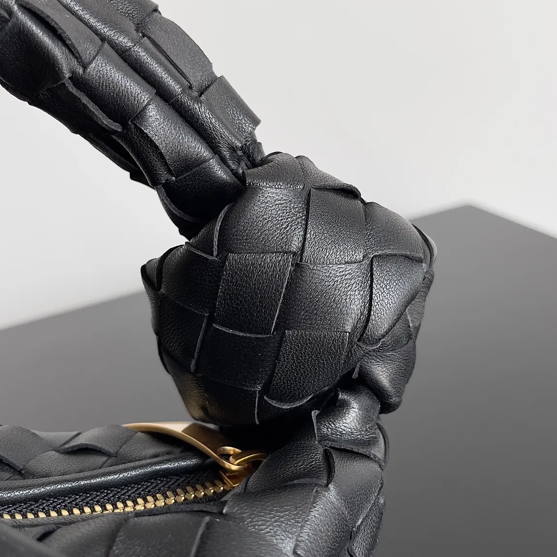 Batch 1120 Bottega veneta͙.——The latest braided and knotted hobo🔥 The top-grade lambskin leather is very soft, the bag shape is unique, practical and durable. It retains the traditional weaving elements while being a bit more flamboyant ~ Made of hand-woven sheepskin, zipper opening and closing, curved seamless structure, effortless to match. Highly recommended⚠️⚠️⚠️ The highest-end in the market🌈 Welcome to compare [Factory equipped with full package] size: 23x15x5cm.   Model: 651876